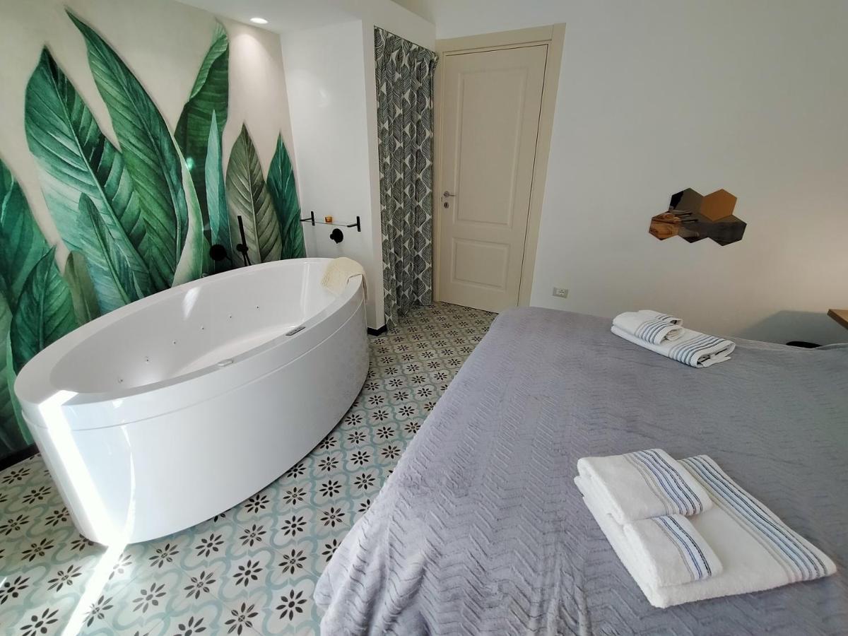Sonnino Suite Jacuzzi Apartment 바리 외부 사진
